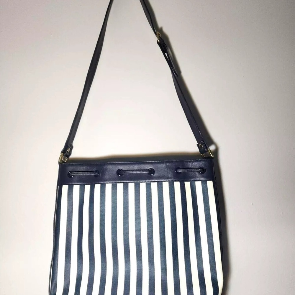 Adrienne Vittadini navy and white bucket bag - Picture 4 of 9
